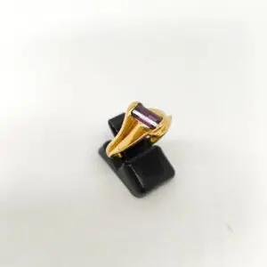Anillo Oro 18kt con Piedra Morada